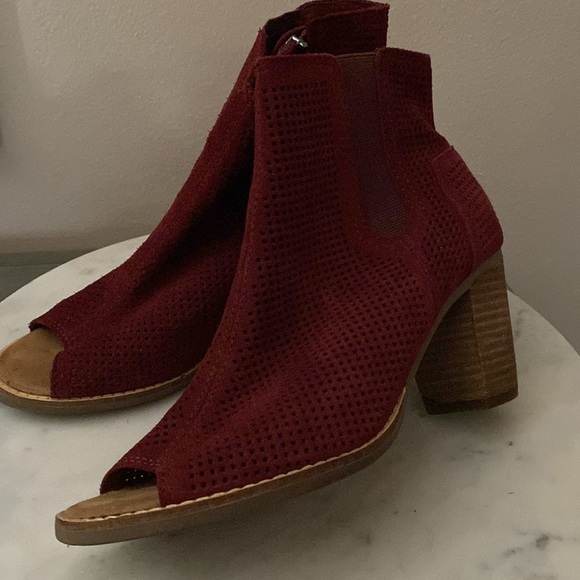 EUC TOMS “Majorca” Peep Toe Perforated Burgundy Wine Suede Ankle Booties Sz 7.5 - Picture 16 of 17